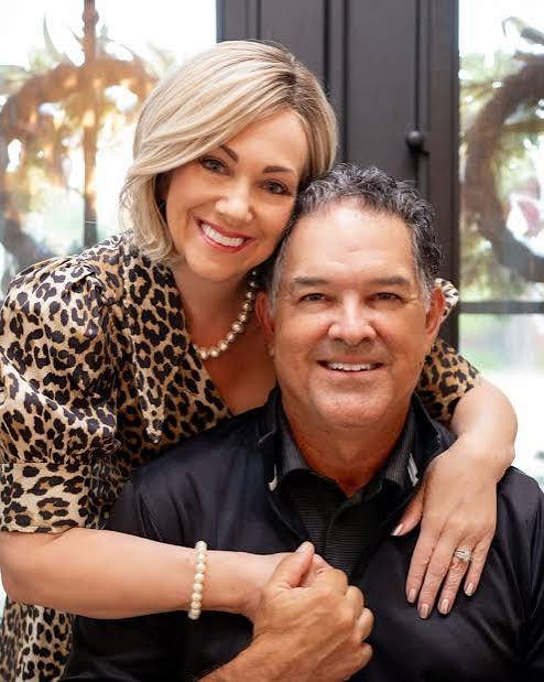 Patrícia e Eduardo sorrindo juntos